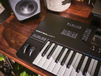 Native Instruments Kontrol S49 MK3 Native Instruments Kontrol S49 MK3